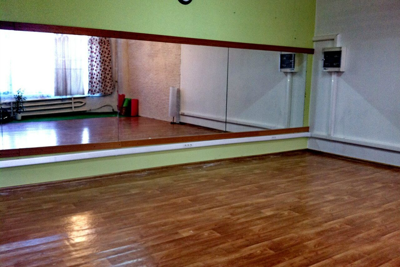 Арендовать Зал с зеркалом во всю стену 