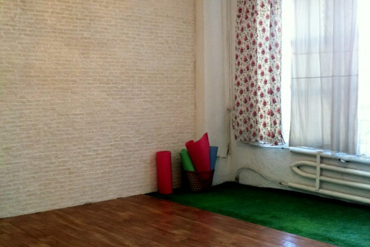 Арендовать Зал с зеркалом во всю стену 