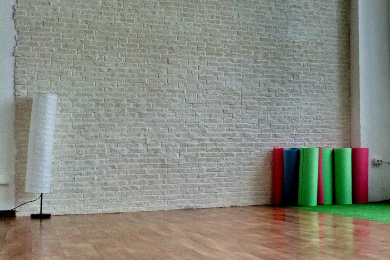 Арендовать Зал с зеркалом во всю стену 