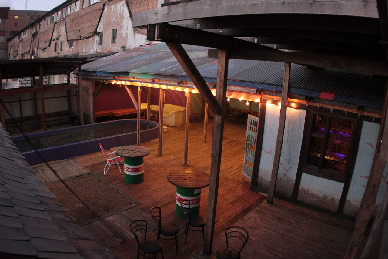 Арендовать  Summer veranda with swimming pool