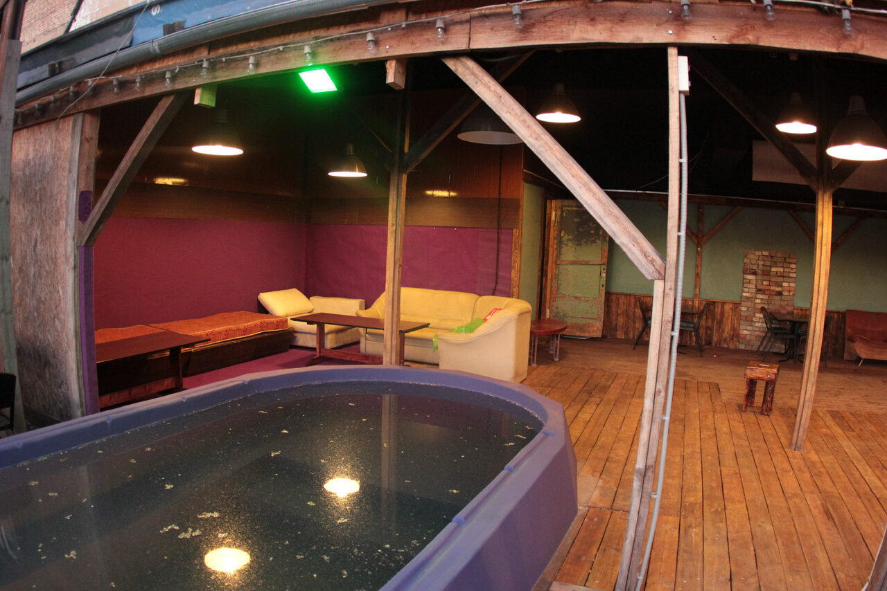 Арендовать  Summer veranda with swimming pool