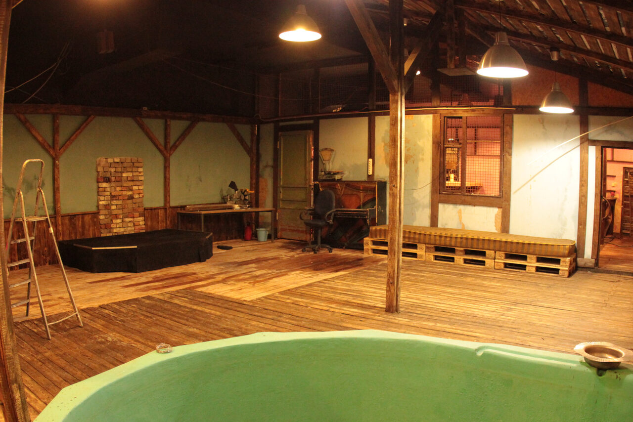 Арендовать  Summer veranda with swimming pool