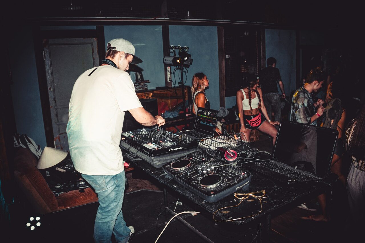 Арендовать  Summer veranda with swimming pool