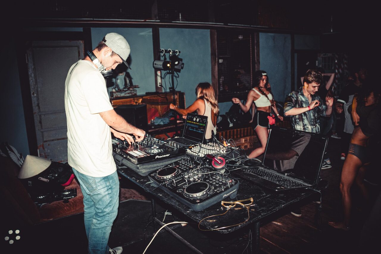 Арендовать  Summer veranda with swimming pool