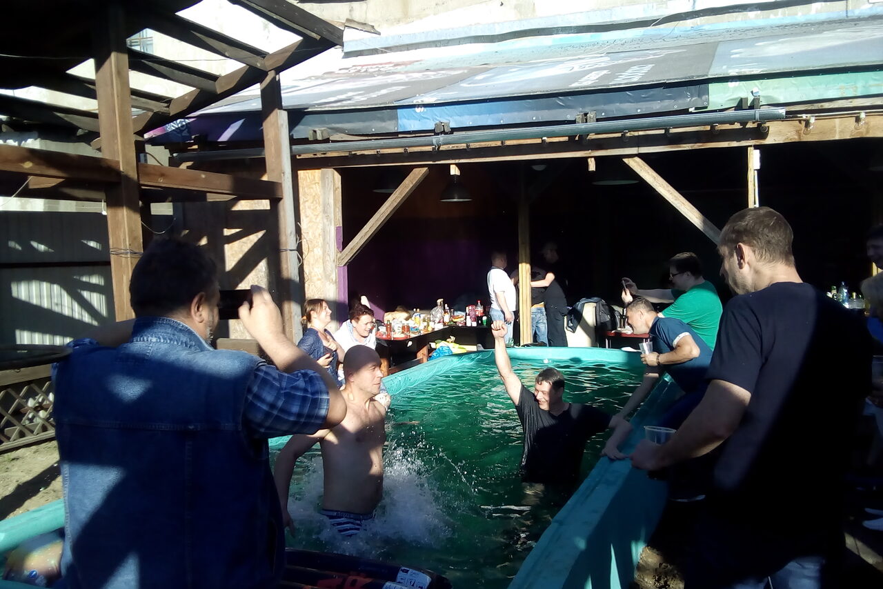 Арендовать  Summer veranda with swimming pool