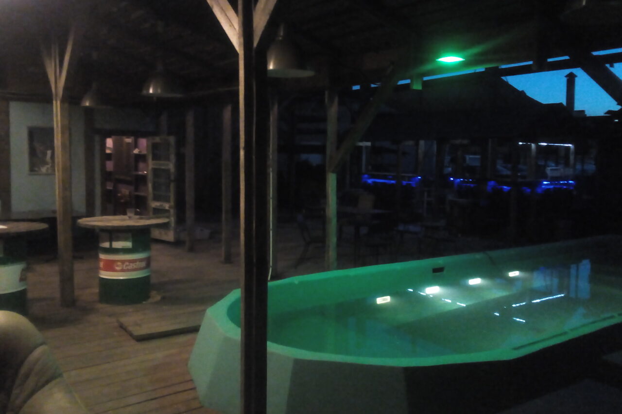 Арендовать  Summer veranda with swimming pool