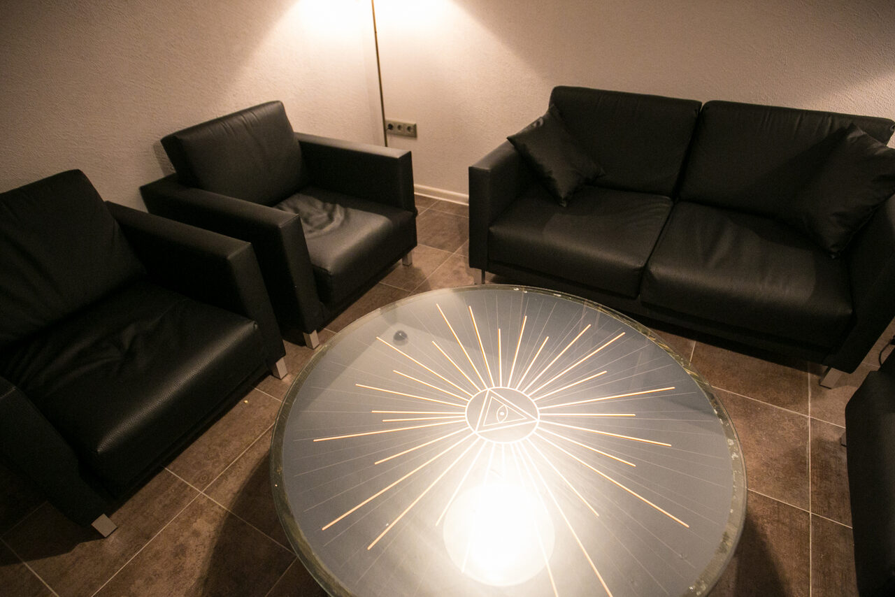 Арендовать SuperHostel Стол, диваны и все 