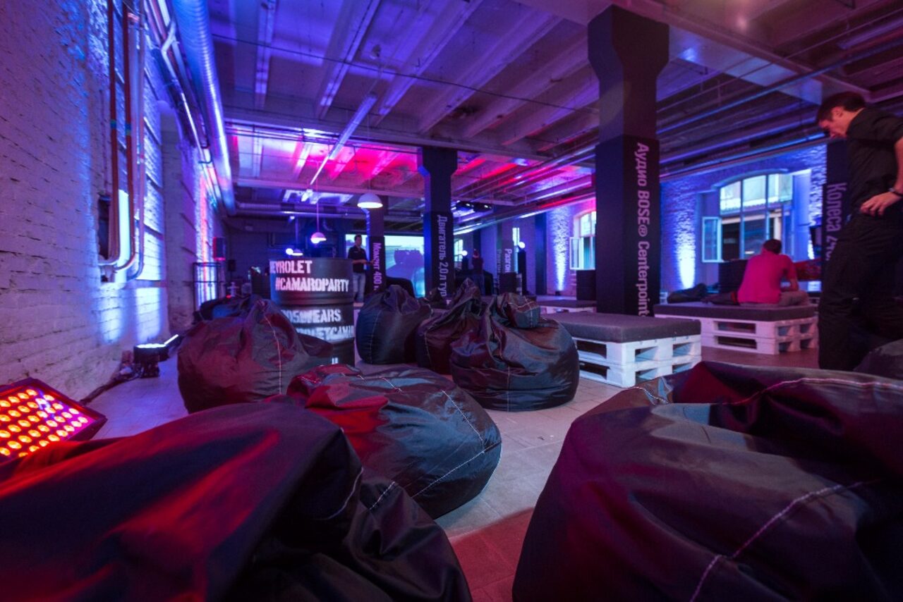 Арендовать Лофт с ретро карами на заводе Кристалл