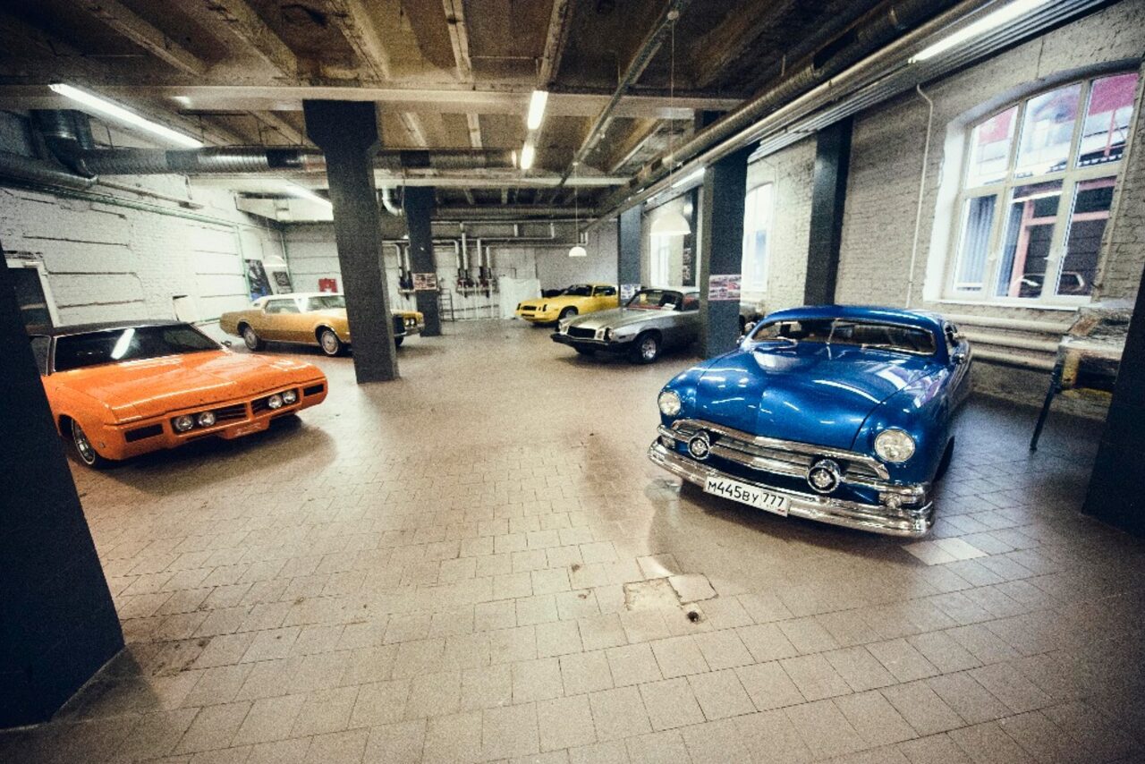 Арендовать Лофт с ретро карами на заводе Кристалл