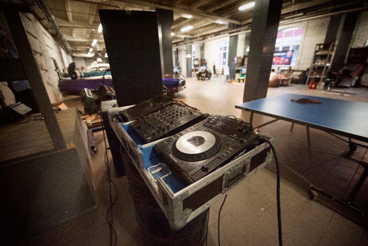 Арендовать Лофт с ретро карами на заводе Кристалл