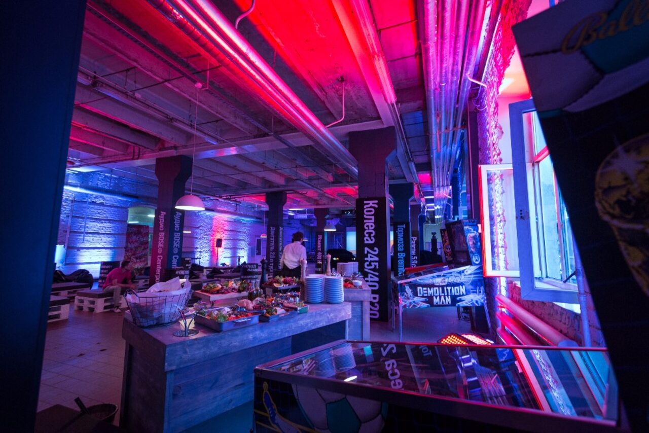 Арендовать Лофт с ретро карами на заводе Кристалл