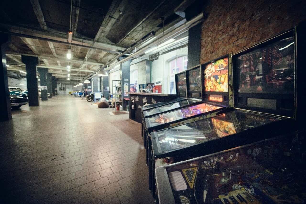 Арендовать Лофт с ретро карами на заводе Кристалл