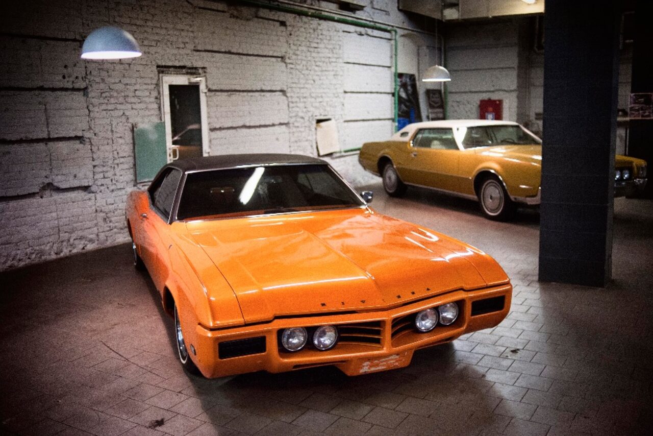 Арендовать Лофт с ретро карами на заводе Кристалл