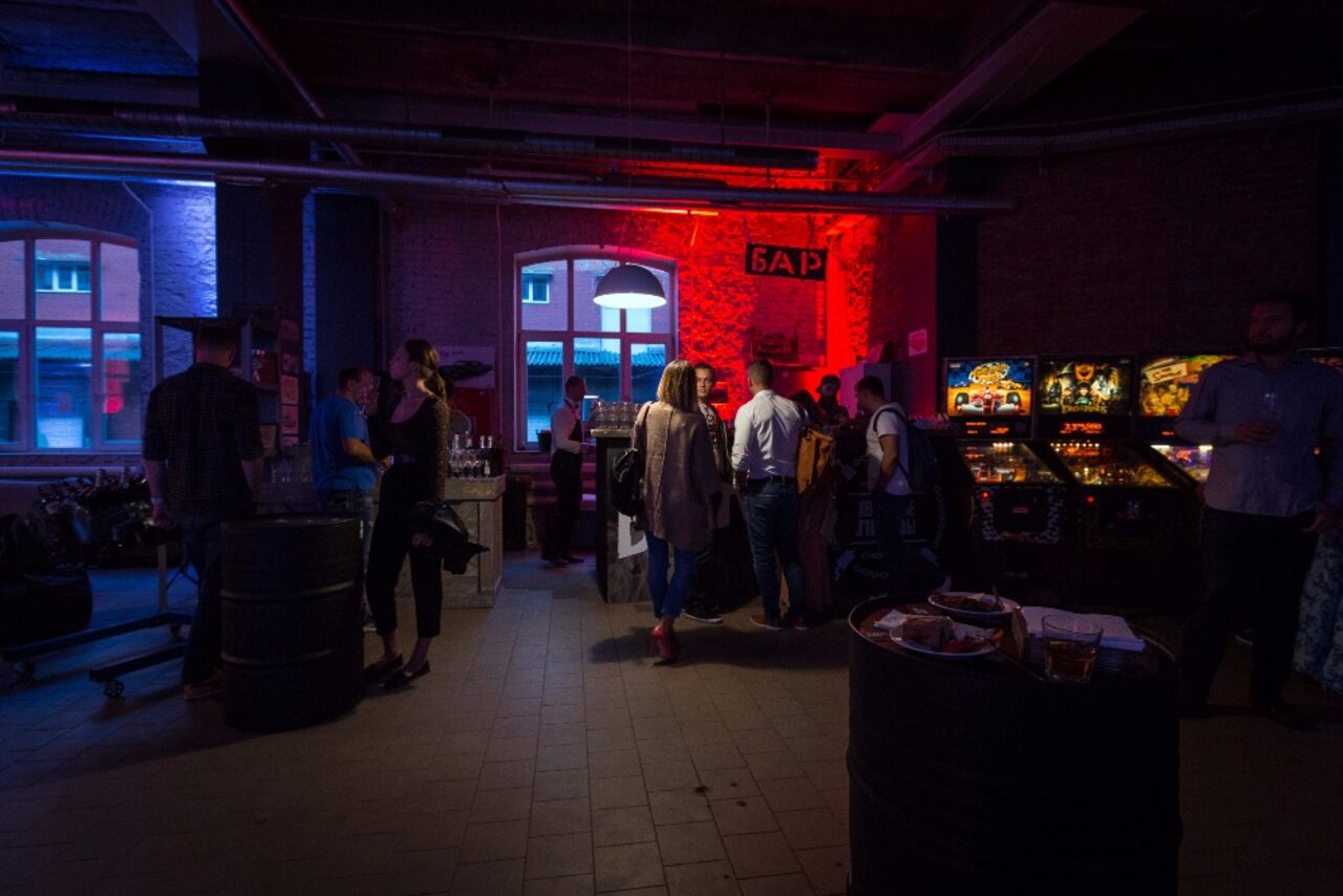 Арендовать Лофт с ретро карами на заводе Кристалл