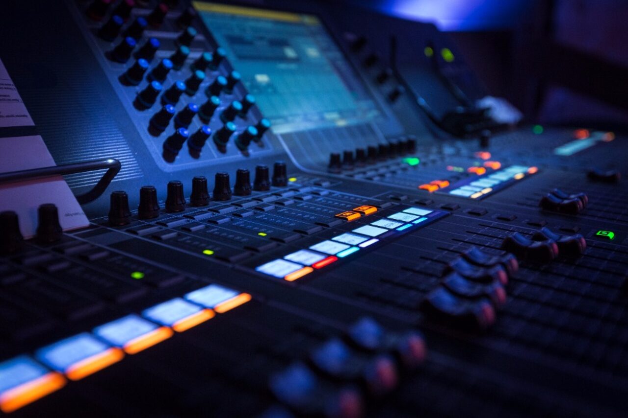 Арендовать Лофт с ретро карами на заводе Кристалл