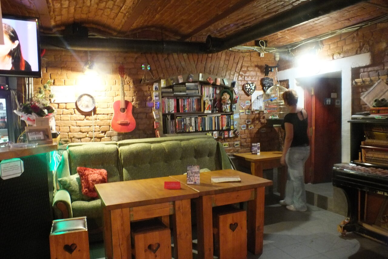 Арендовать Атмосферный бар