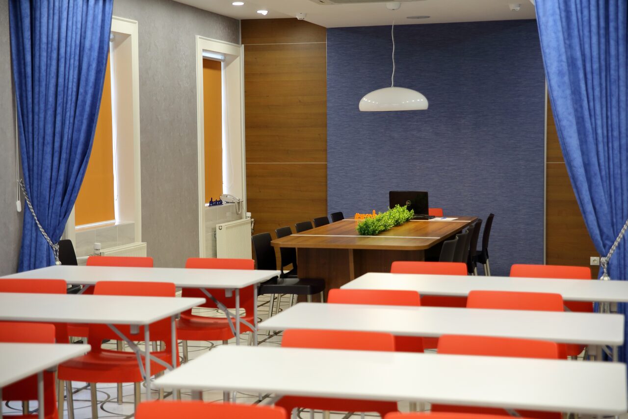 Арендовать Современный конференц-зал при отеле