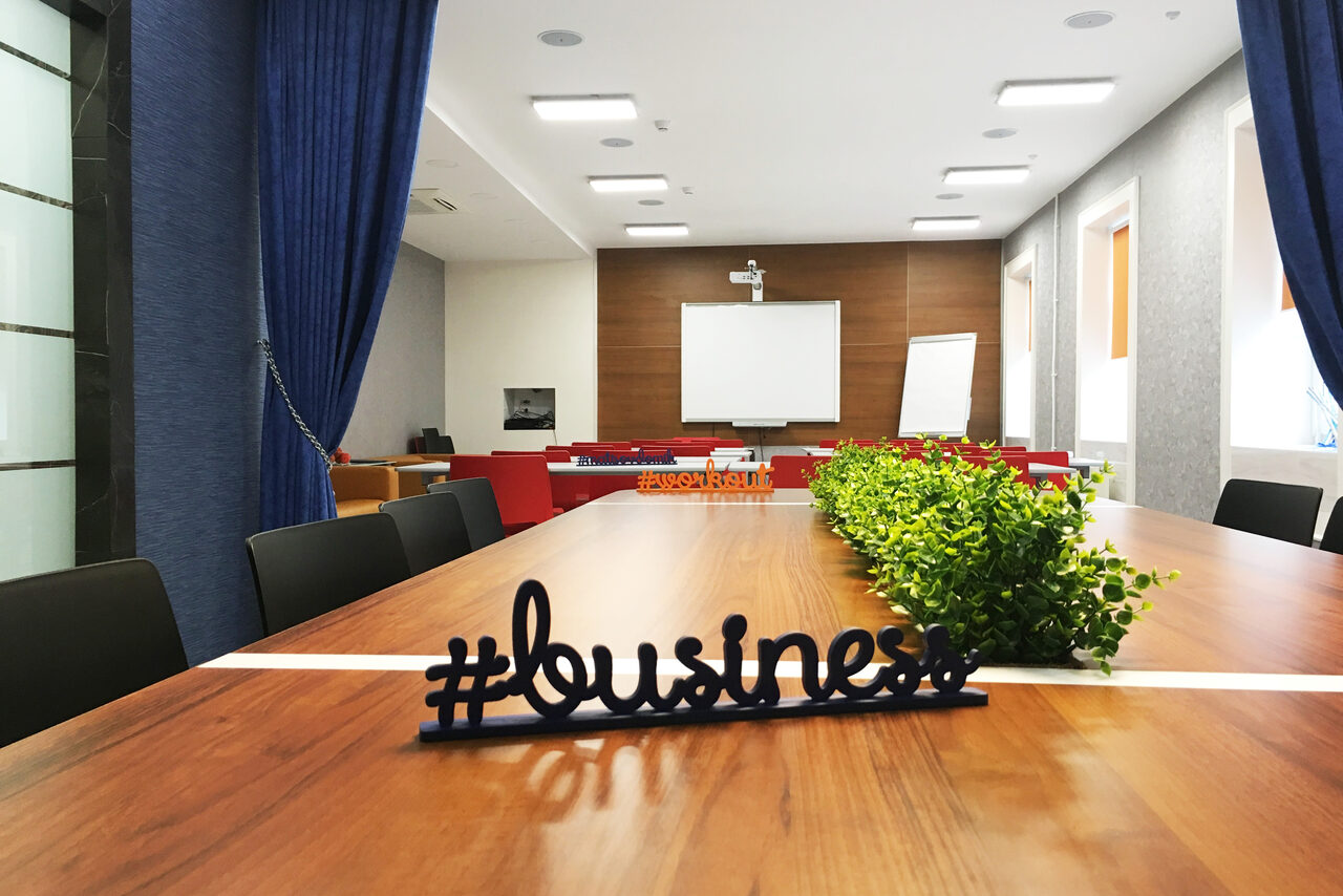 Арендовать Современный конференц-зал при отеле