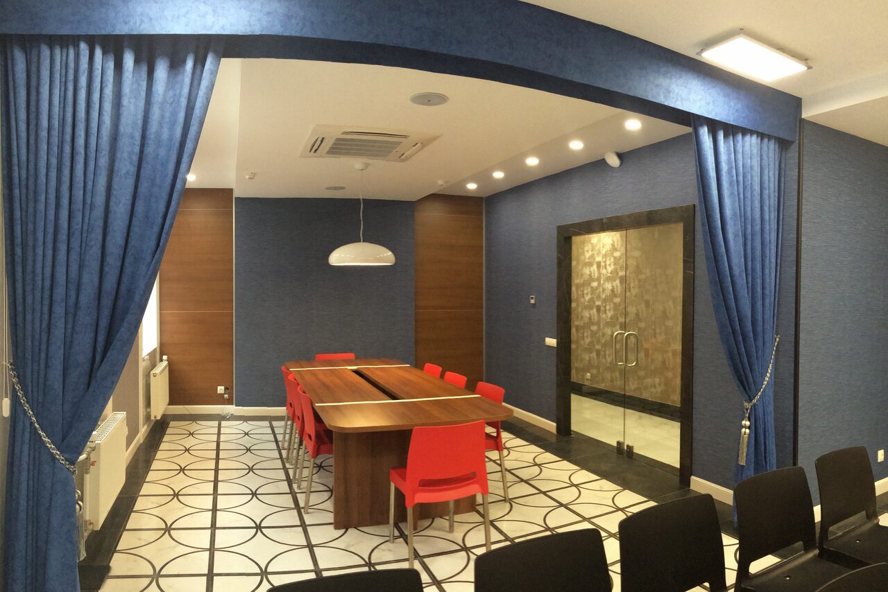 Арендовать Современный конференц-зал при отеле