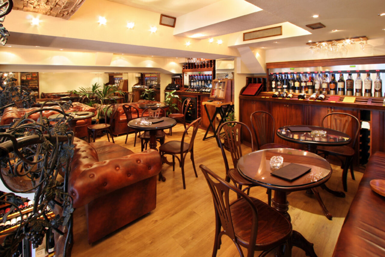 Арендовать Винотека Ле Сомелье