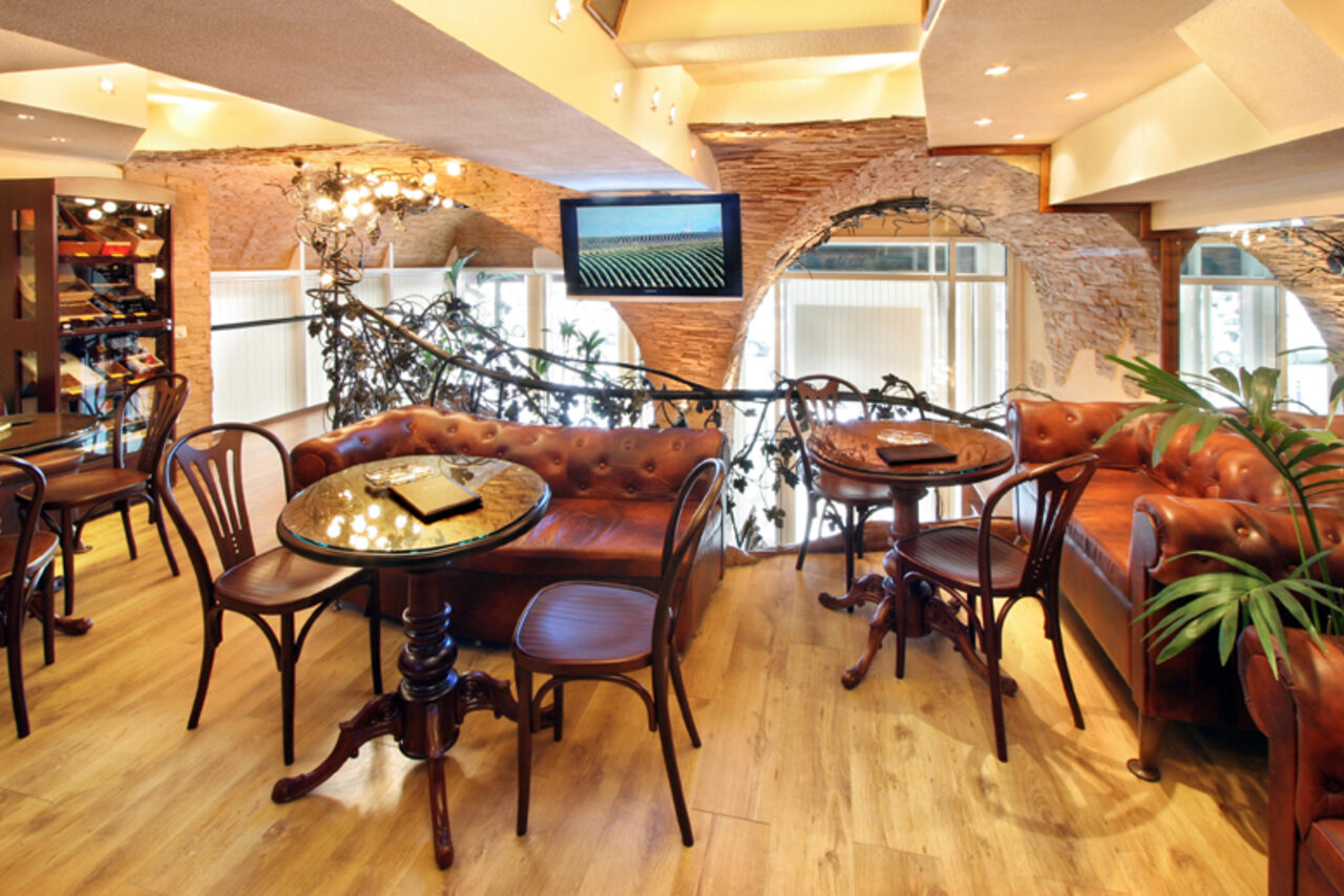 Арендовать Винотека Ле Сомелье