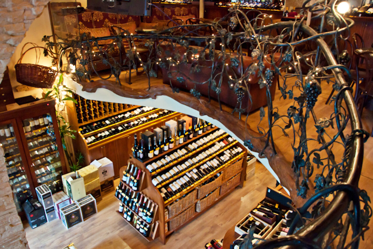 Арендовать Винотека Ле Сомелье