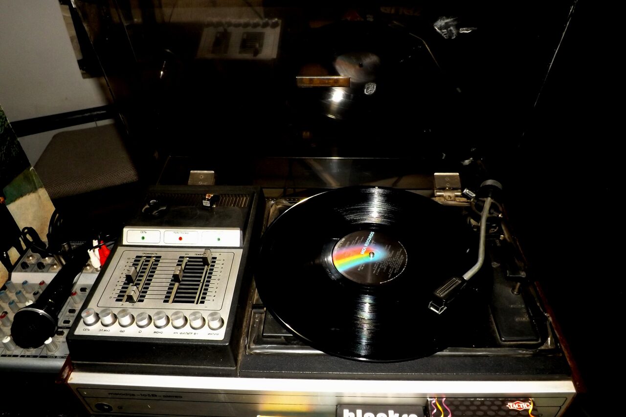 Арендовать Avrora Bar. Деревянный лофт