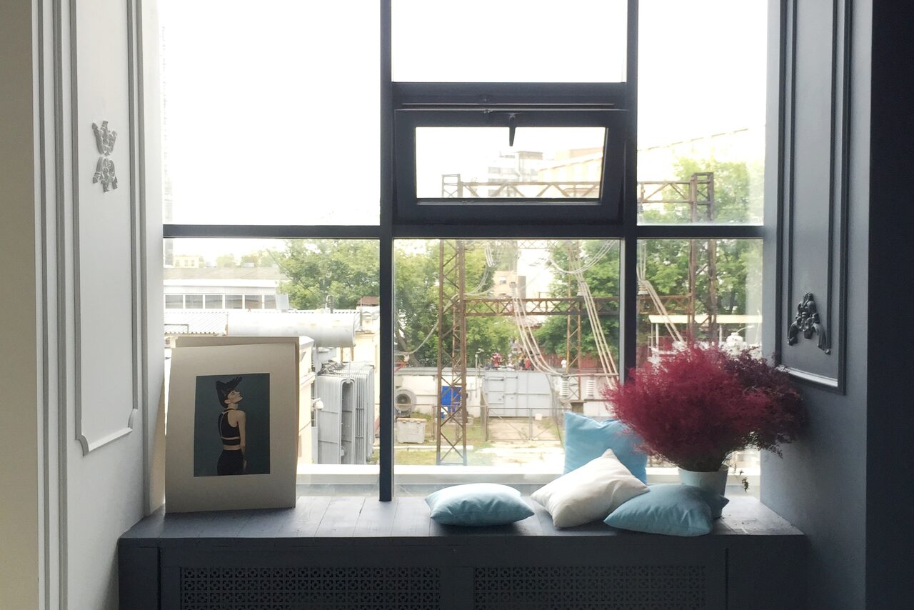 Арендовать Студия с панорамными окнами