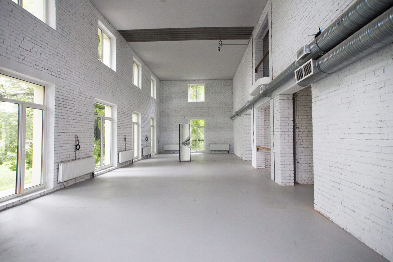 Арендовать Резиденция искусств и технологий  Белый зал в особняке 