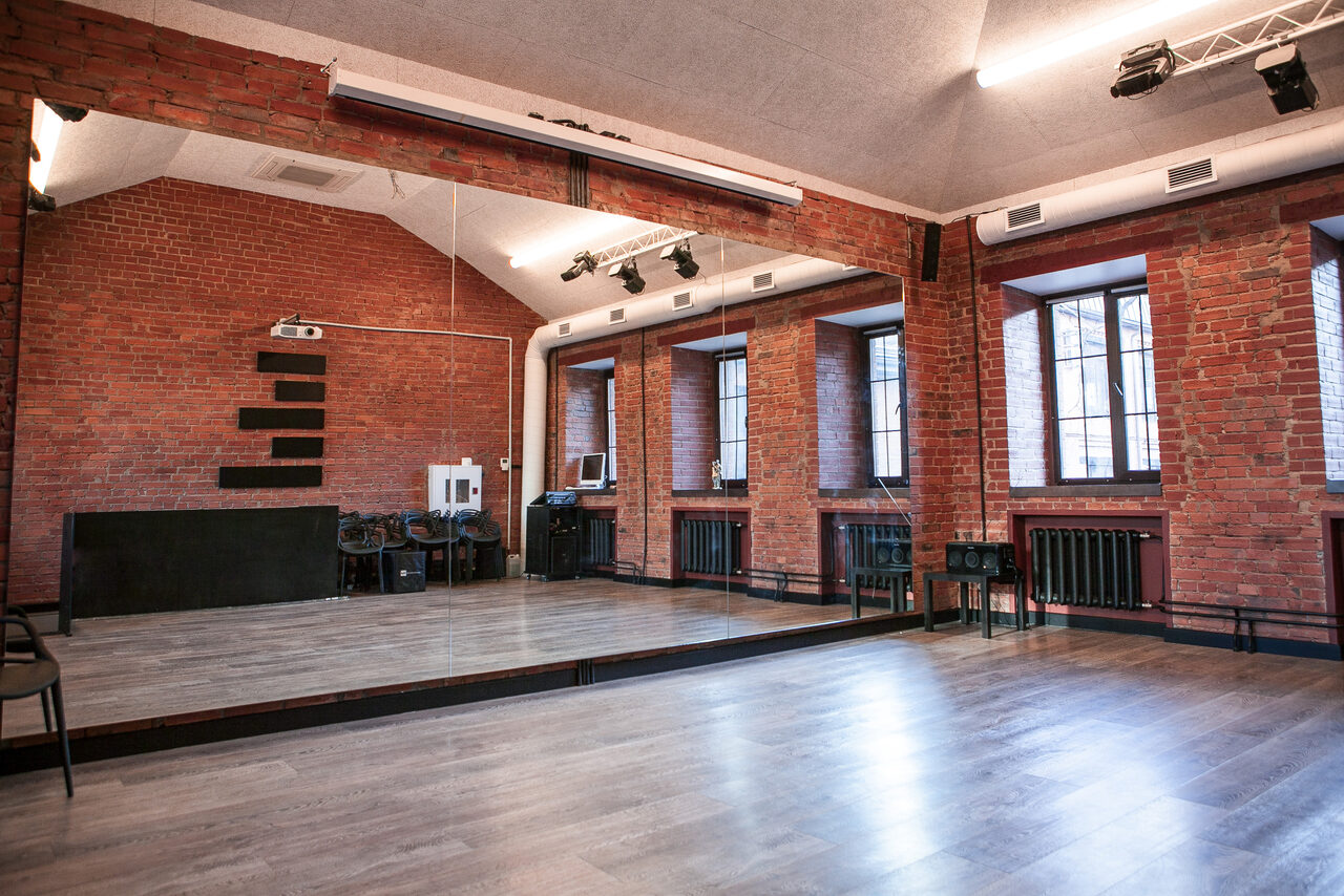 Арендовать EclecticLab Лофт из красного кирпича с зеркалом