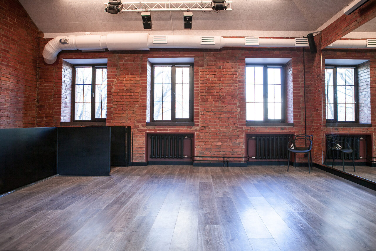 Арендовать EclecticLab Лофт из красного кирпича с зеркалом