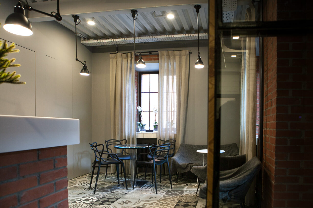 Арендовать EclecticLab Лофт из красного кирпича с зеркалом