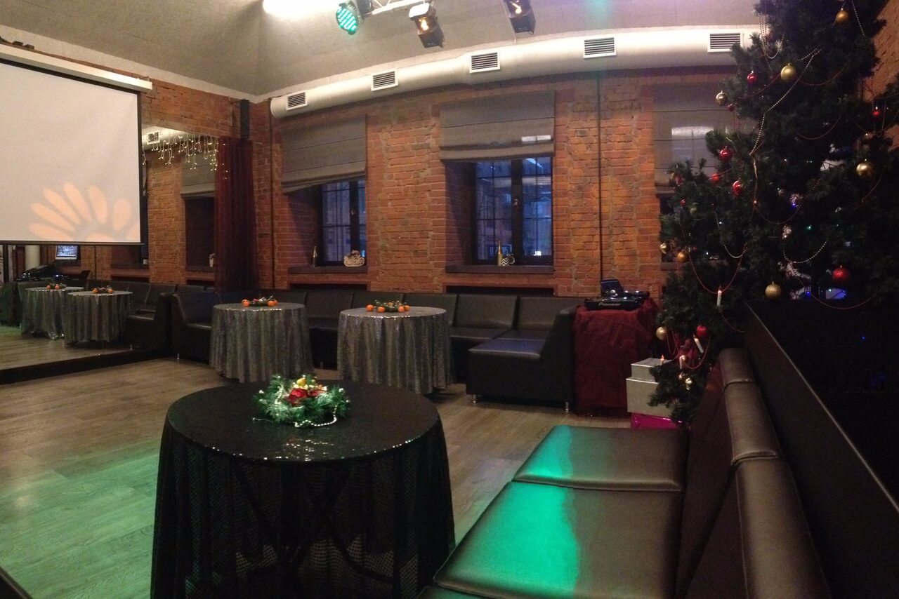 Арендовать EclecticLab Лофт из красного кирпича с зеркалом