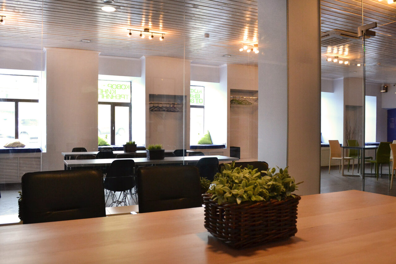 Арендовать Тайм-кофейня Индиго Стеклянная переговорная с шумоизоляцией