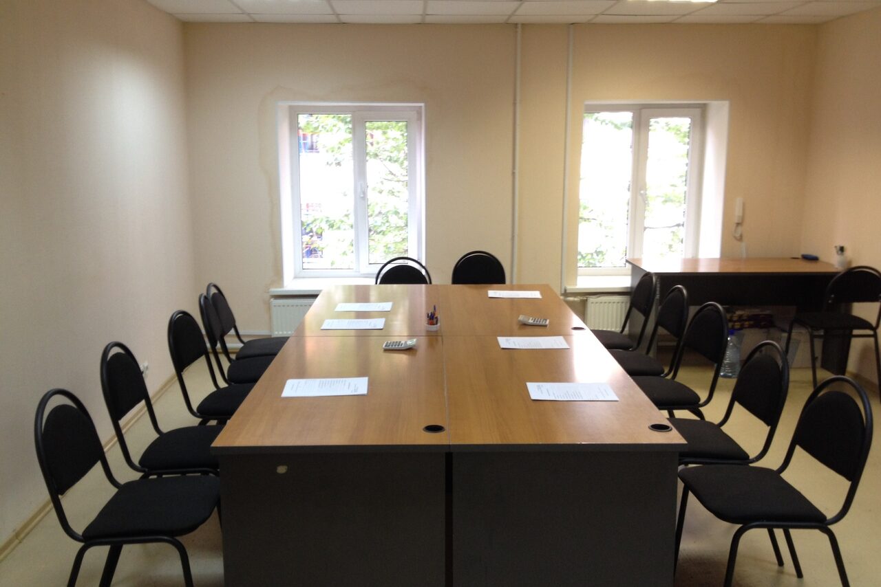 Арендовать Учебная аудитория со столами