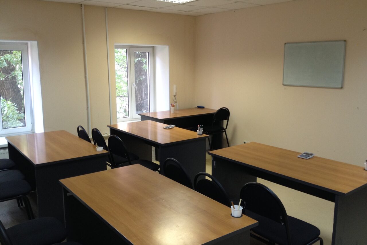 Арендовать Учебная аудитория со столами