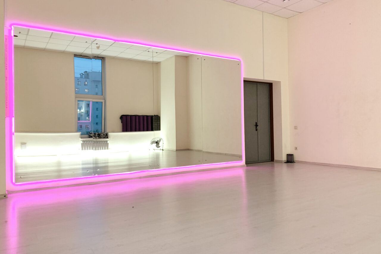 Арендовать In Dancing Танцевальный зал с зеркалами