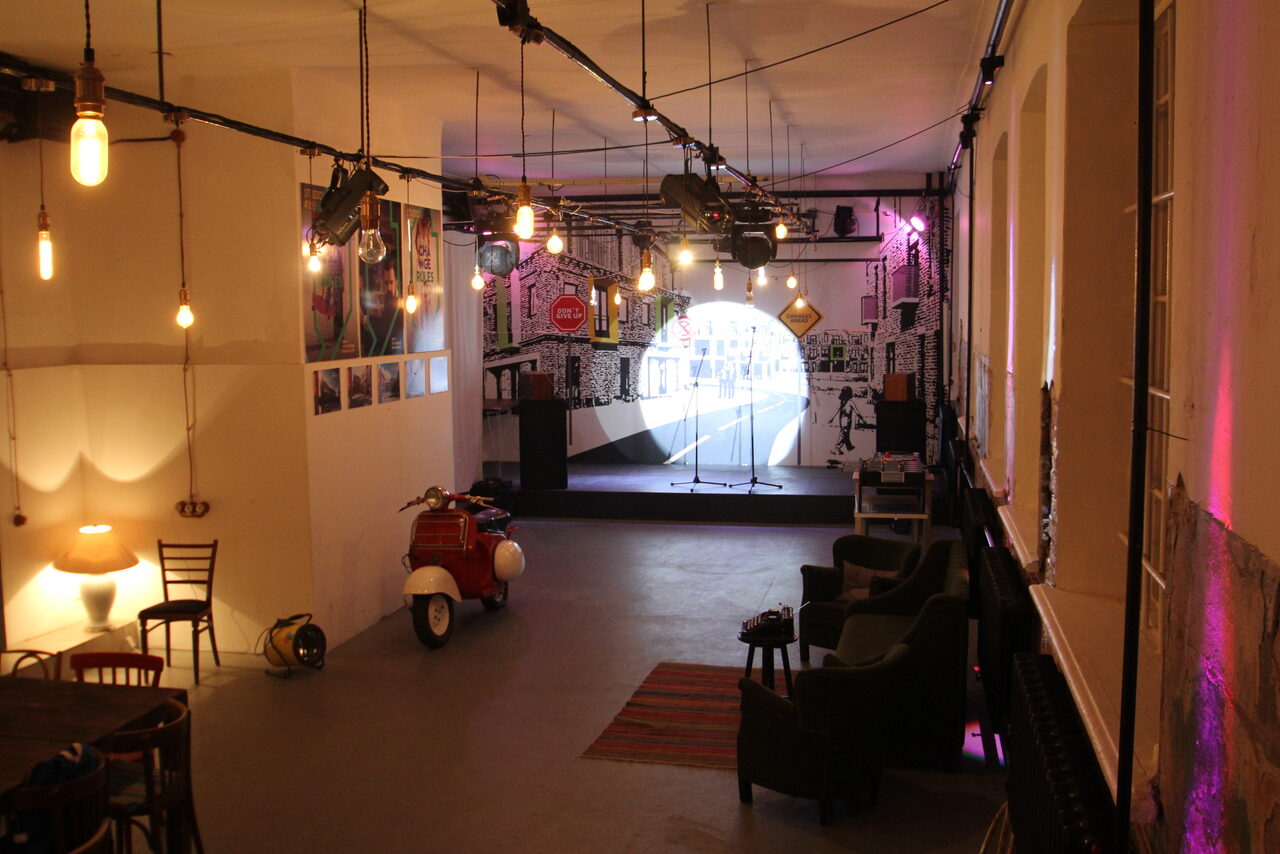Арендовать Стильный лофт со сценой и звуком