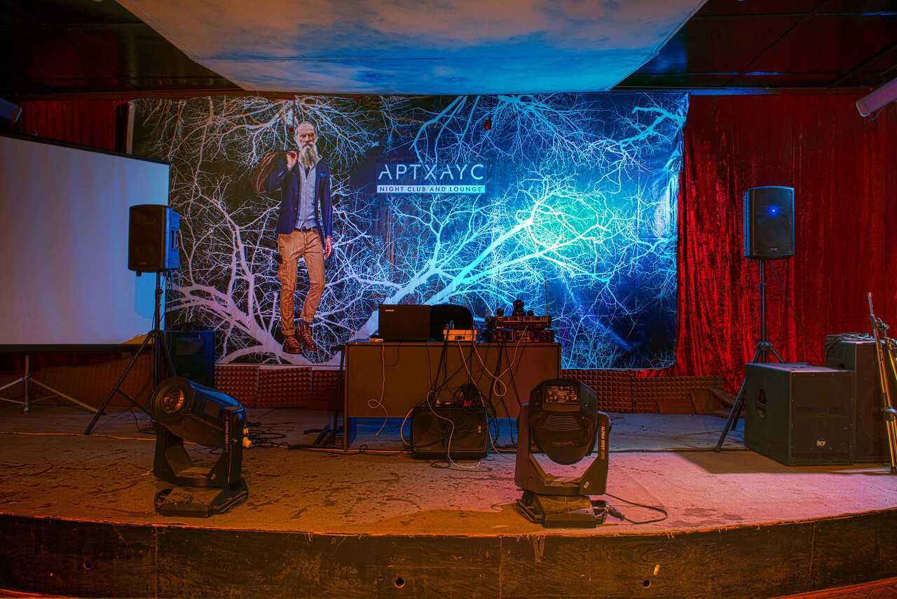 Арендовать Лофт со сценой 