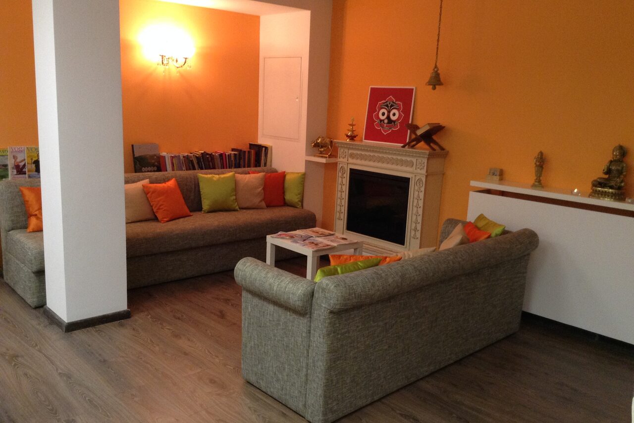 Арендовать Йога-центр доктора Рави Баджаранг Зал с мансардными окнами