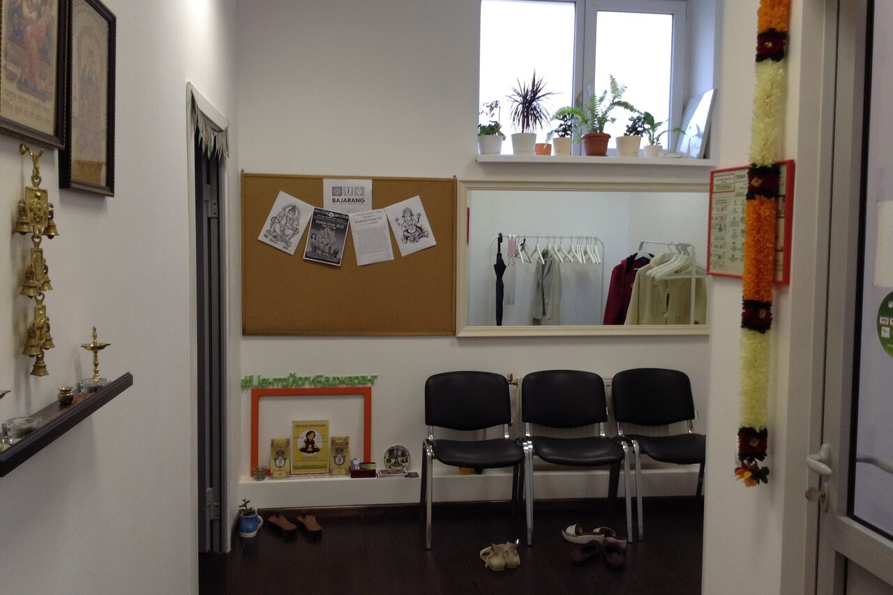 Арендовать Йога-центр доктора Рави Баджаранг Зал с мансардными окнами