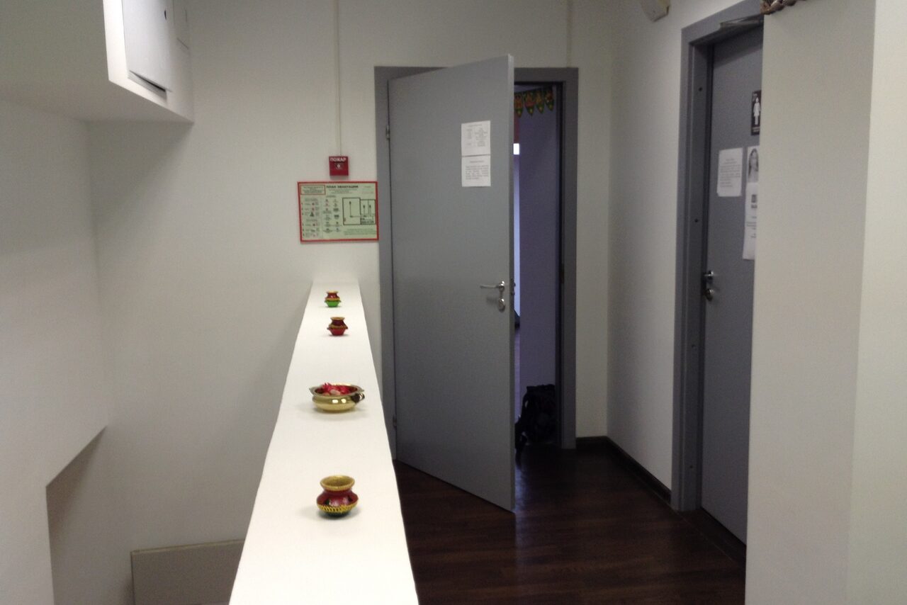 Арендовать Йога-центр доктора Рави Баджаранг Зал с мансардными окнами