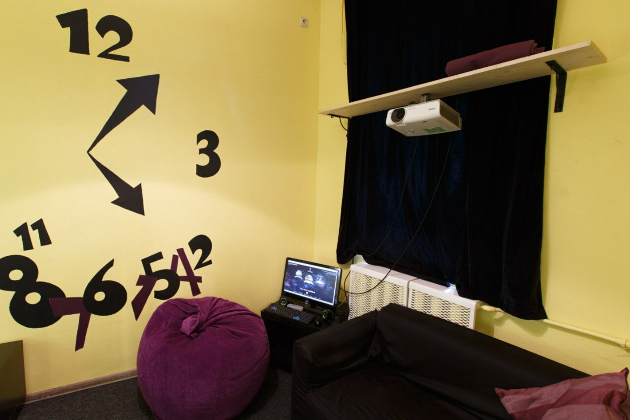 Арендовать Time Club. Лаундж лофт с пуфиками