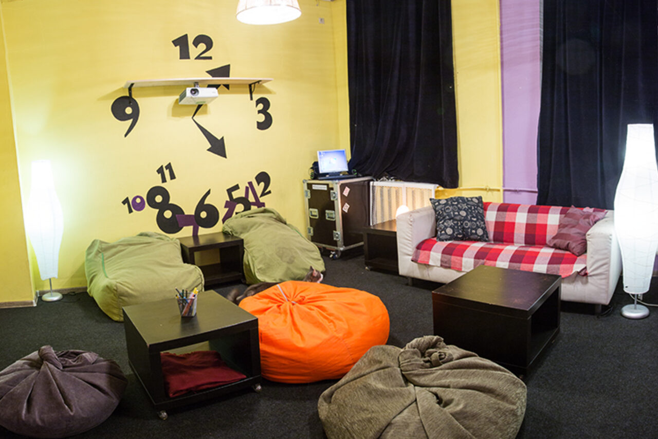 Арендовать Time Club. Лаундж лофт с пуфиками