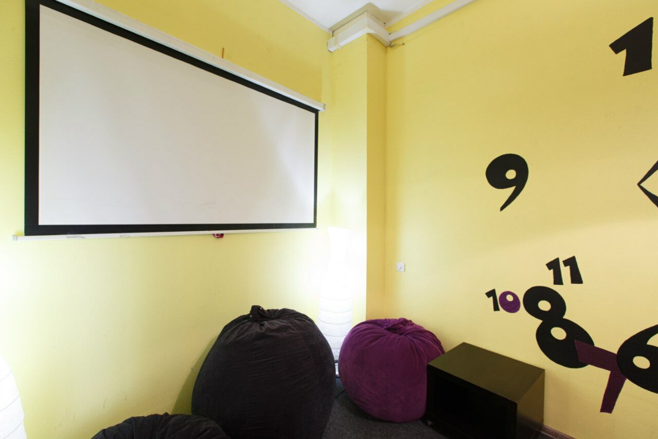 Арендовать Time Club. Лаундж лофт с пуфиками