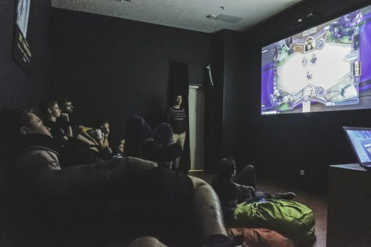 Арендовать Кинокомната в анти-кафе