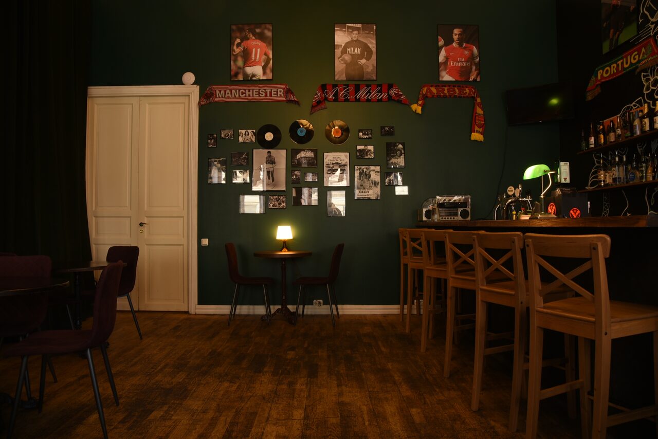 Арендовать Commode. Зал с высокими потолками в центре