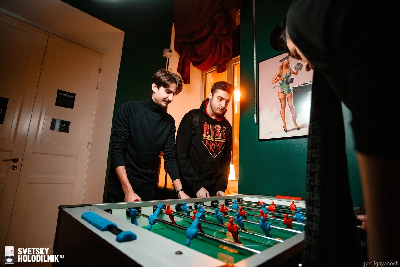 Арендовать Commode. Зал с высокими потолками в центре