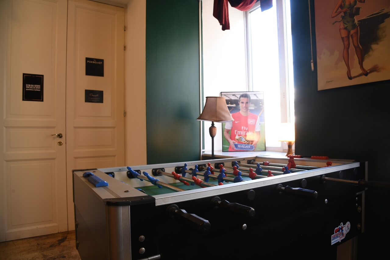 Арендовать Commode. Зал с высокими потолками в центре