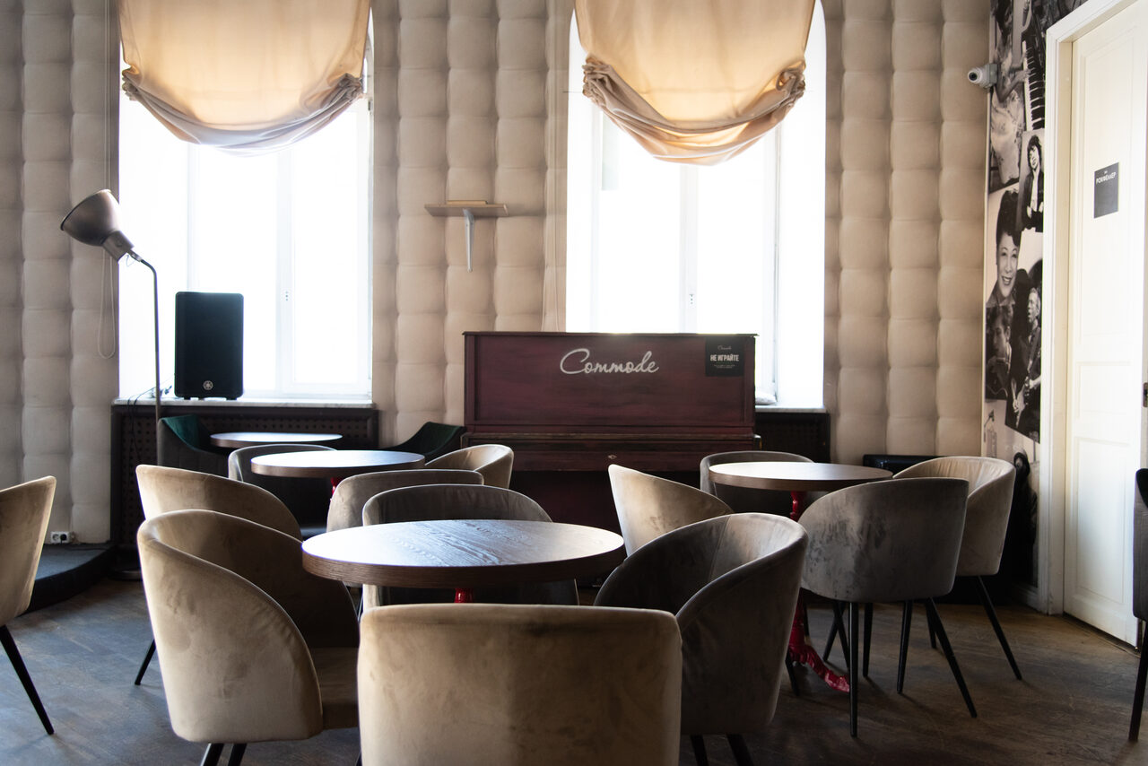 Арендовать Commode. Зал с балконом 